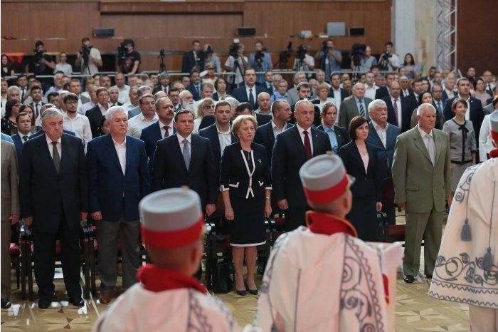 Первые лица страны выступили с речью в день годовщины принятия Конституции.