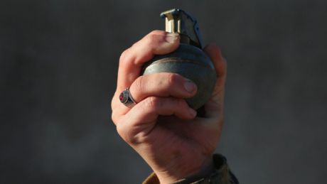 Полицейские обезвредили мужчину, а сапёры изъяли гранату. Фото: libera.ro