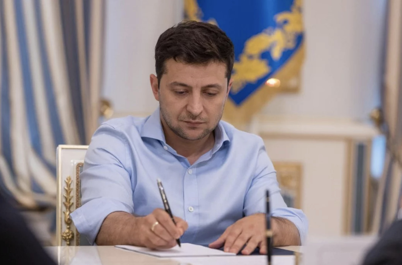 На Украине вступил в силу закон об импичменте президента.