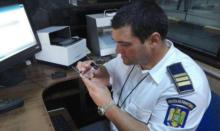 Специальная проверка показала, что найденный у молдаванина документ был фальшивым. Фото: politiadefrontiera.ro.