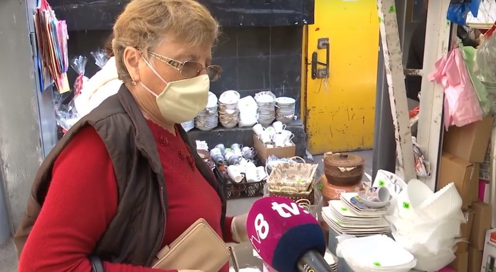 Граждане запасаются посудой и свечами в преддверии празднования Радоницы.
