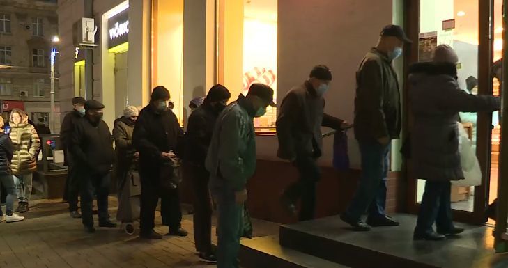 В Кишинёве люди выстраиваются в очереди за социальным хлебом.