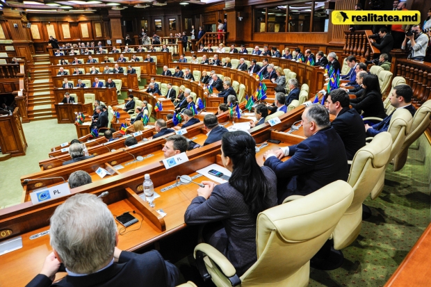 Președintele comuniștilor, Vladimir Voronin, a renunțat astăzi la tradiționalul costum negru sau albastru închis, pe care îl purta la ședințele Parlamentului.