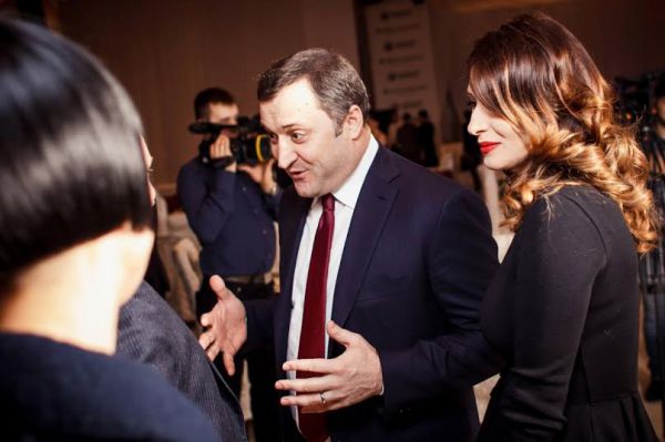Declarațiile de avere ale fostului premier indică un venit lunar de 10.395 de lei în calitate de parlamentar, în timp ce Angela ar ridica un salariu net de 19.300 de lei. Foto: vipmagazin.md