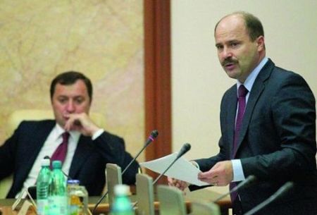 Владимир Филат и экс-глава Минэкономики Валерий Лазэр уверили правительство в том, что предприятие нежизнеспособно и его нужно отдать в концессию частной компании.