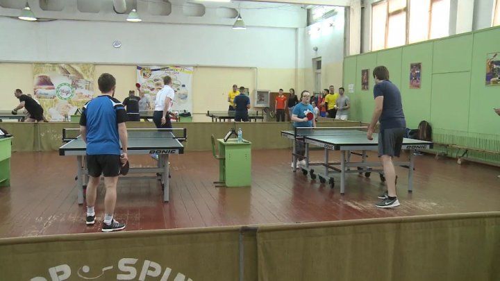 Предприниматели и дипломаты сыграли в настольный теннис ради помощи неизлечимо больным.