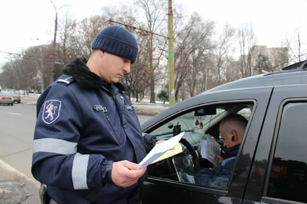 Şoferii trebuie să ştie că vor intra în vigoare amenzi rutiere noi, printre care şi cea care prevede circulaţia cu geamuri umbrite sau cu perdele.