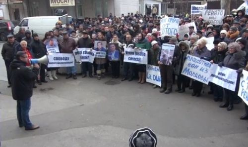 Protestatari nemulțumiți de organizatorii lui Usatâi. Foto: protv.md
