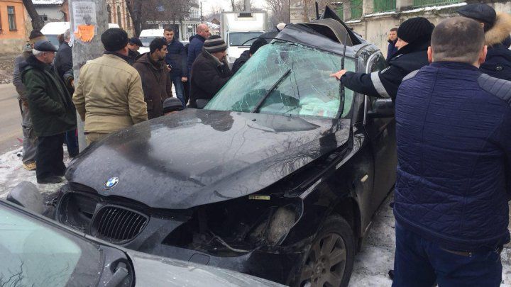 Un tânăr a ajuns cu BMW-ul într-un pilon electric și a murit la fața locului. 