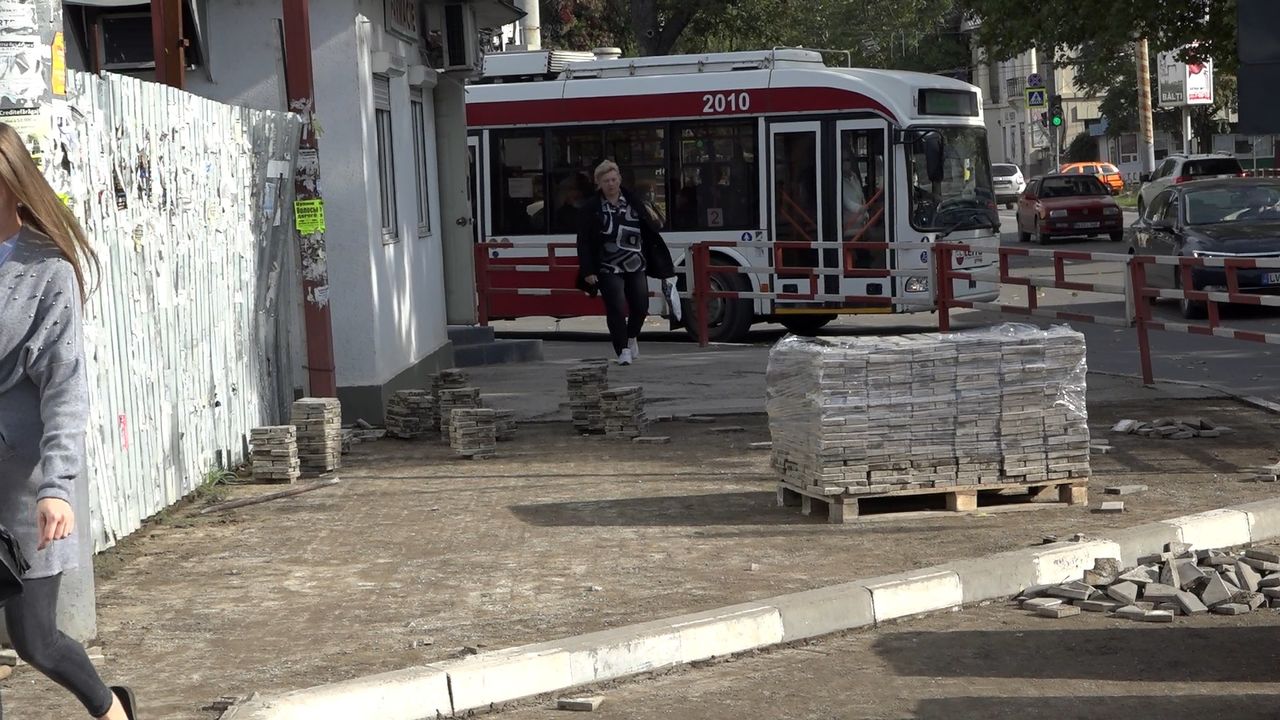 В Бельцах старую тротуарную плитку используют повторно. Фото: btv.md.