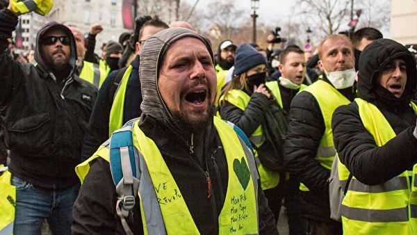 Полиция досматривает людей на вокзалах Парижа перед акцией "желтых жилетов".