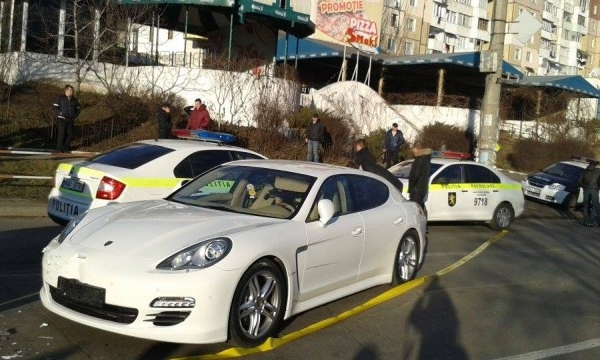 Amintim că un tânăr de 22 de ani din satul Meleșeni, Călărași, a condus cu viteză excesivă la volanul unui „Porsche Panamera”, accidentând mai multe automobile.