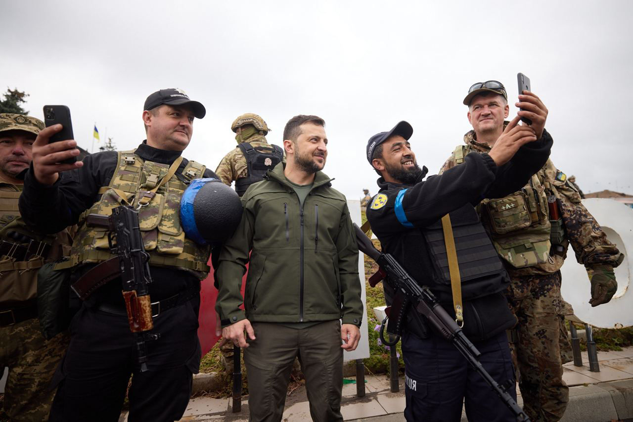 Президент Украины приехал в освобожденный ВСУ город Изюм.