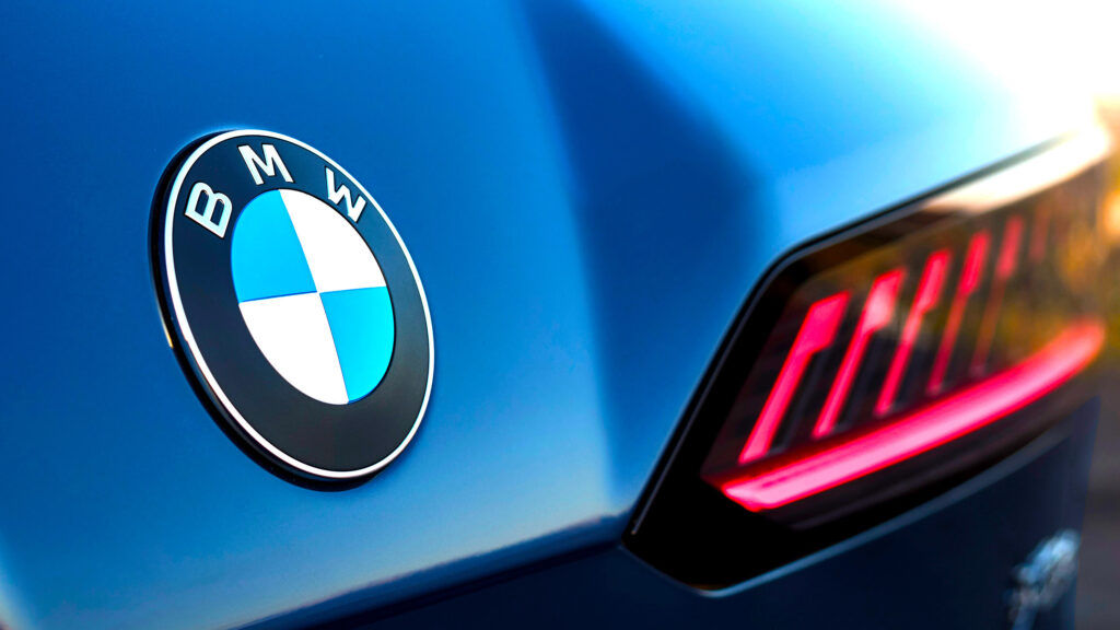 BMW a prezentat noul său logo la salonul auto de la Munchen.