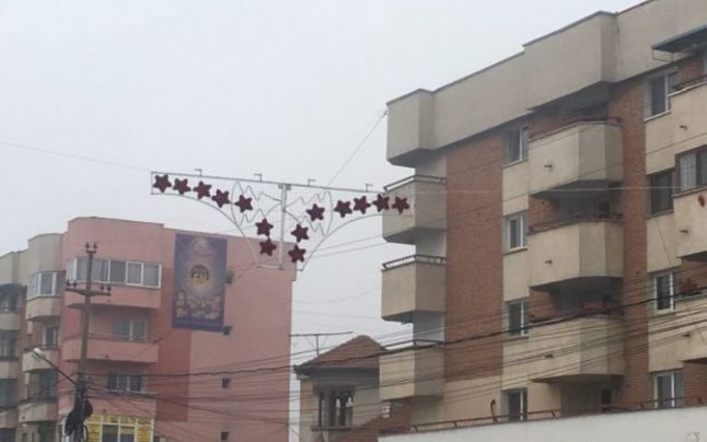 Oraşul din România decorat de Crăciun cu chiloţi uriaşi. 