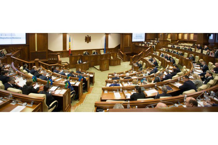 Deputaţii şi-au menţinut votul pentru trei legi respinse de Dodon