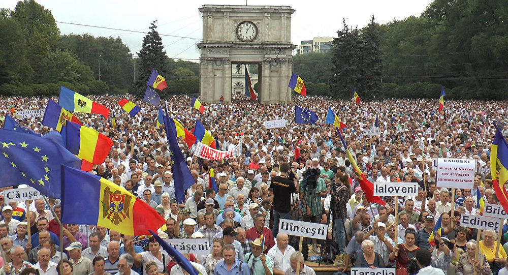 Митинг на центральной площади.