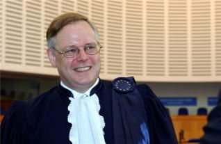 Dean Spielmann îl succedează pe Sir Nicolas Bratza (Marea Britanie), al cărui mandatîncetează la 31 octombrie 2012. 