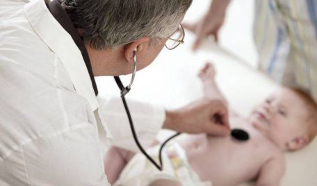 În majoritatea cazurilor, pneumonia este cauzată de agravarea infecţiei respiratorii deja existente în organism.
