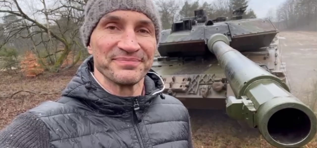 Владимир Кличко на полигоне в Германии принимает участие в испытании танков Leopard.