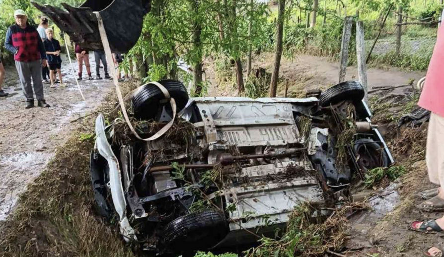 В Яловенском районе автомобиль унесло в канаву из-за наводнения, вызванного ливнями.