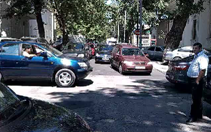 Un șofer și-a parcat automobilul, practic, în mijlocul străzii, în pofida indicatorului rutier din preajmă ce interzice parcarea. 