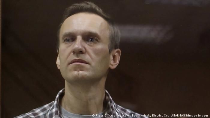 Лечащие врачи Навального попросили его прекратить голодовку.