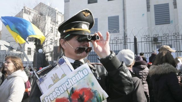 Украинские радикалы вновь атаковали посольство РФ в Киеве. Фото: ap.org