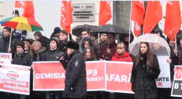 Manifestanții susțin că decizia de majorare a tarifului nu este justificată.