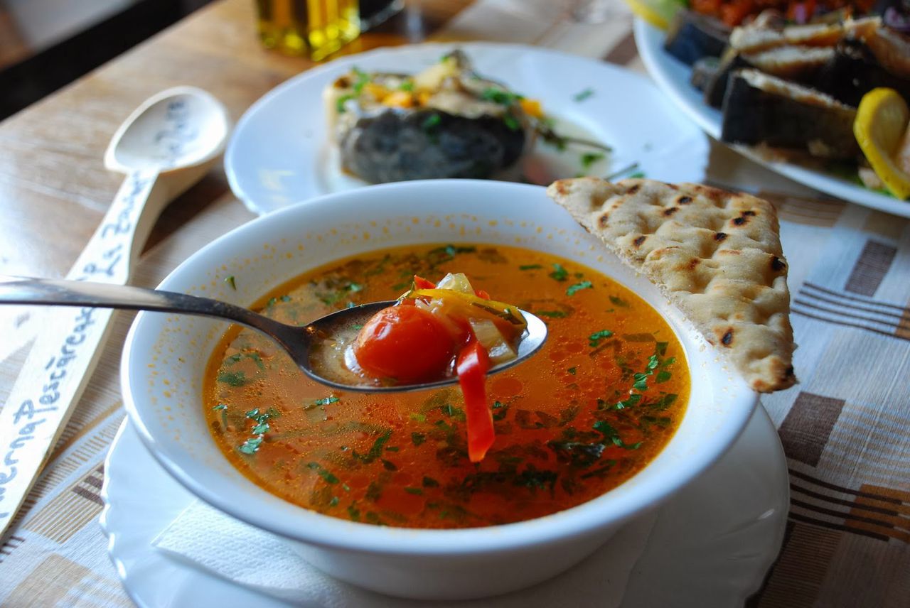 Şaisprezece liceeni din Chişinău au ajuns la spitalul de boli infecţioase după o masă festivă la restaurant