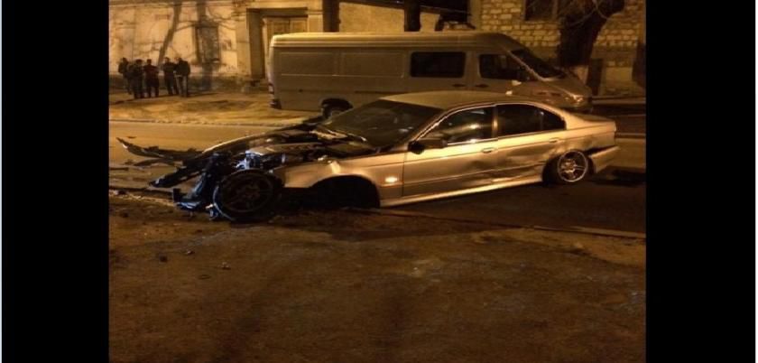 Un șofer și-a făcut BMW-ul zob după ce nu a cedat trecerea unui alt automobil. Foto: Stanislav Cecan