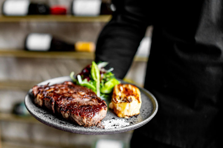Savanții au descoperit de ce consumul de carne roșie crește riscul de cancer.