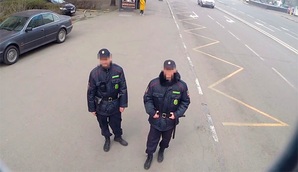 В Москве магазин установил прячущую рекламу от полиции.
