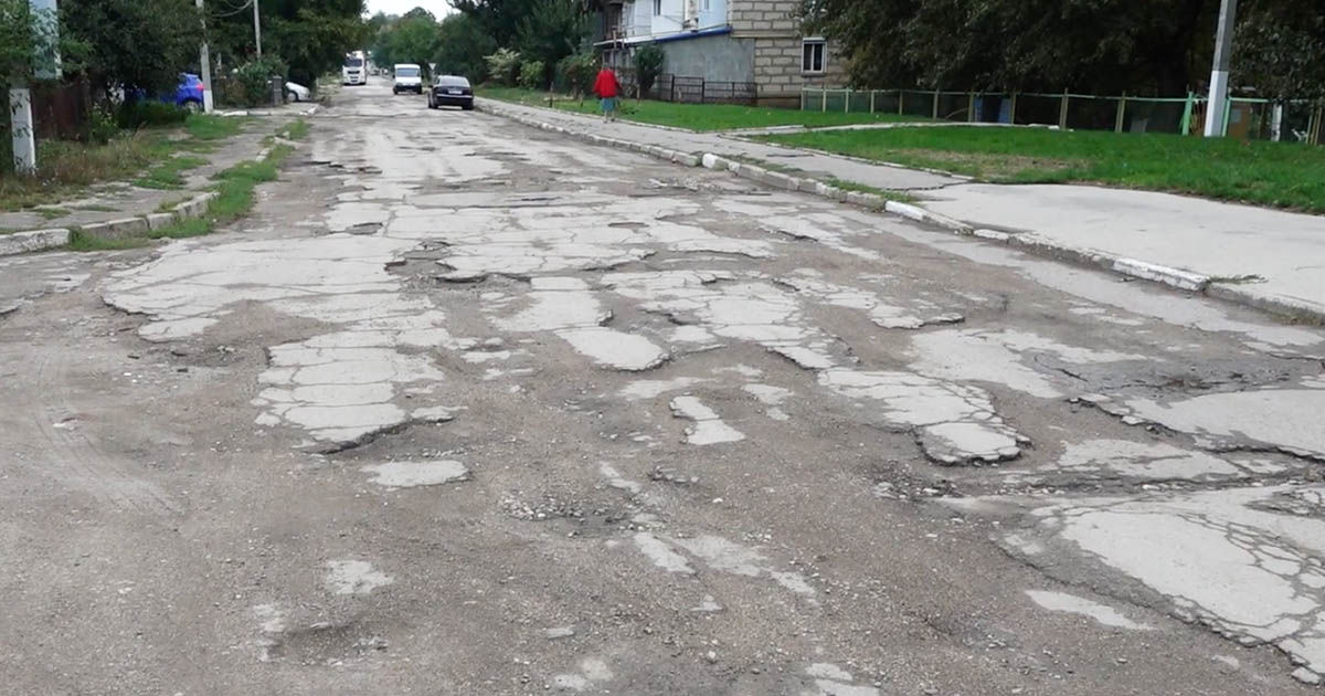 Дорогу на улице в Бельцах не ремонтировали 30 лет.
