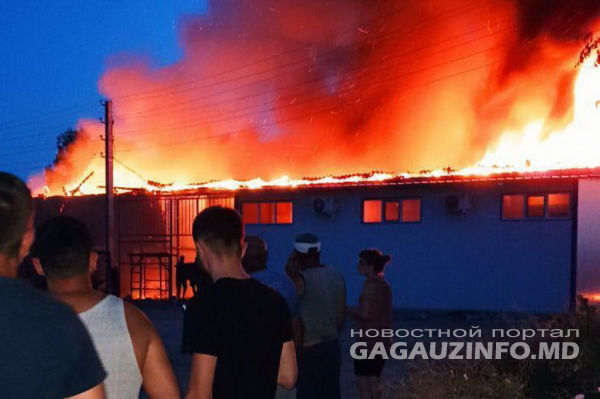 В селе Чишмикиой произошел крупный пожар: загорелись два магазина.
