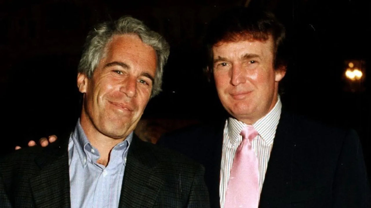 În cele 18 000 de e-mailuri ale lui Epstein, Trump este menționat doar de trei ori.