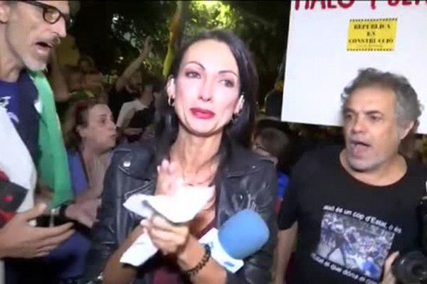 Участники марша протеста в Барселоне атаковали журналистку.