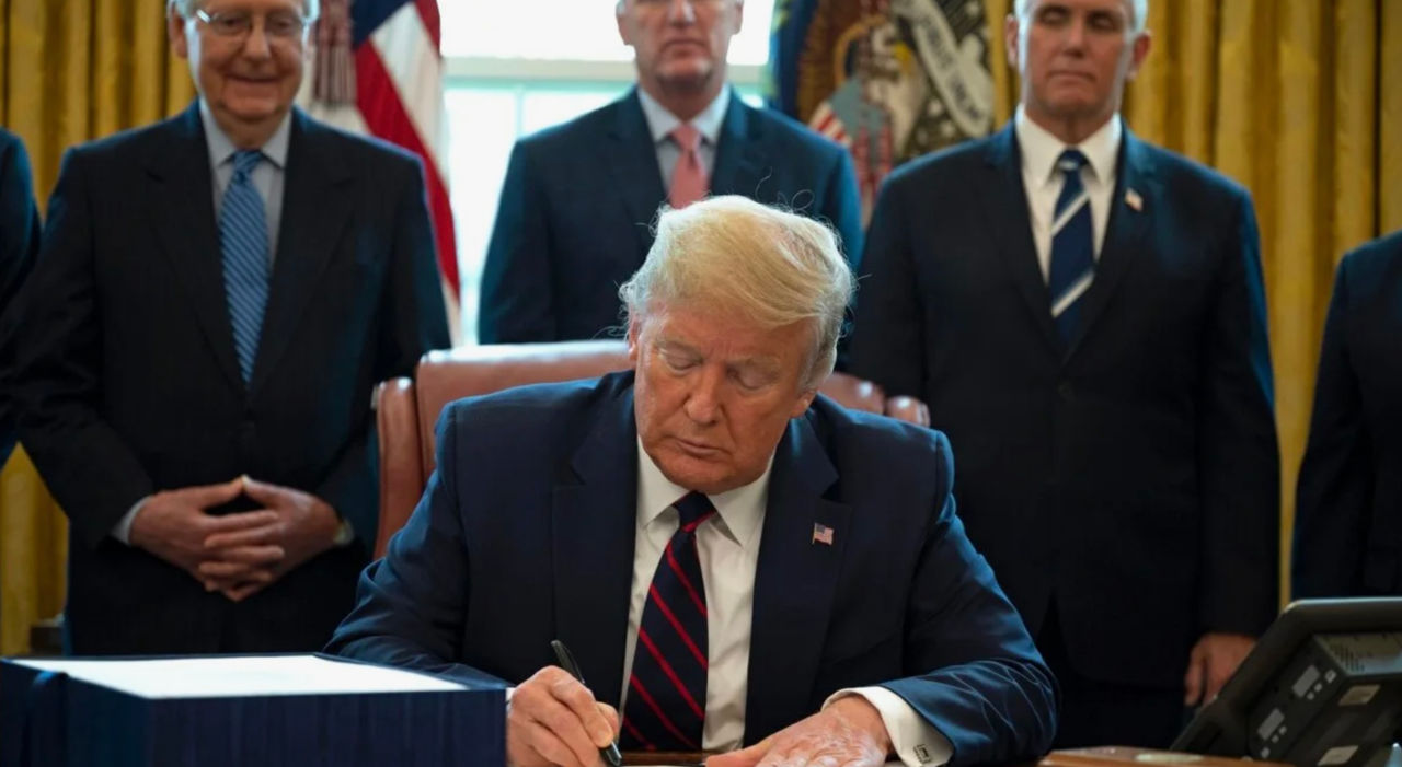Трамп подписал указ о сокращениях в семи ведомствах.
