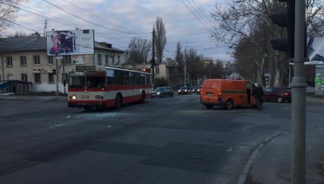 Accident în Capitală. Un troleibuz de pe linia 21 s-a lovit cu o mașină a încasatorilor. Foto: publika.md