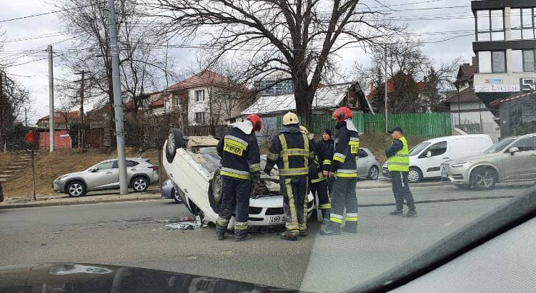 В центре Кишинева в результате аварии перевернулся автомобиль.