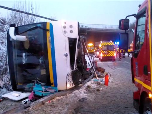 Accidentul s-a produs, aparent, din cauza poleiului. 