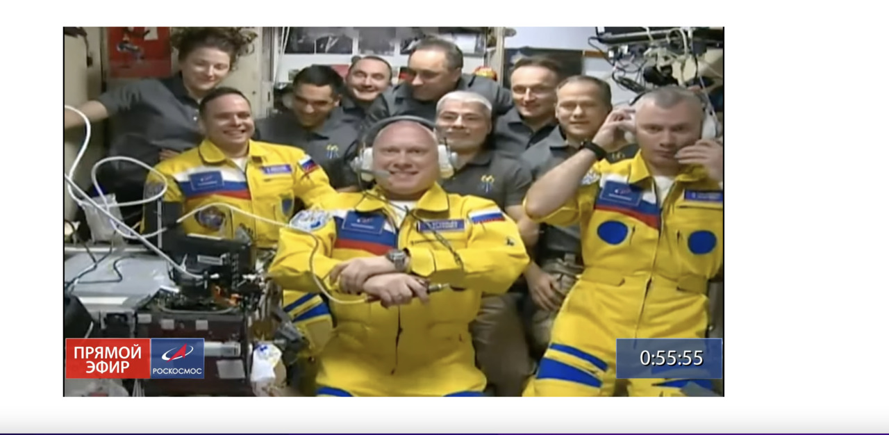 Российские космонавты прибыли на МКС, одетые в цвета украинского флага.