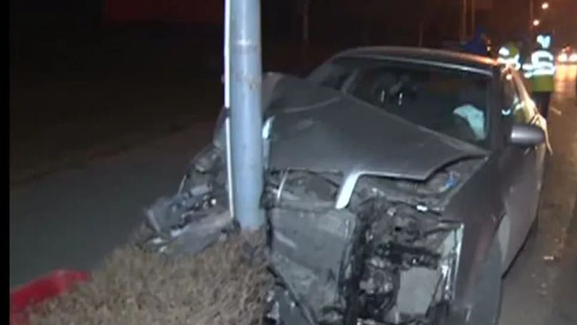 ДТП в Бельцах: водитель заснул за рулем и врезался в столб. Фото: tvn.md