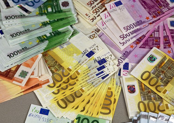 Leul se depreciază în raport cu moneda unică europeană.