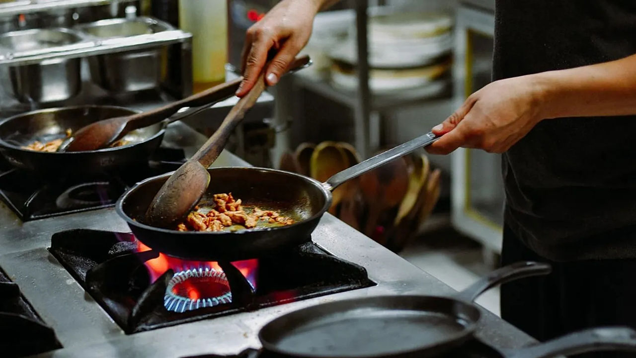 Производителя Tefal призывают убрать «вечные химикаты» из сковород.