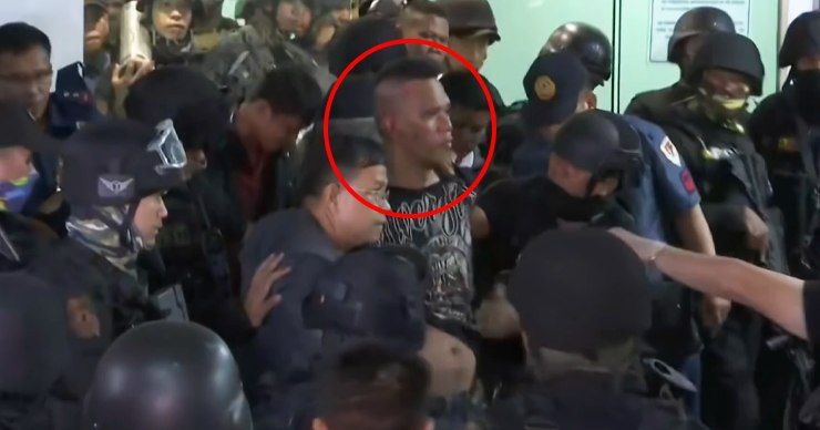 Появилось видео нападения заложников на захватчика в ТЦ на Филиппинах.