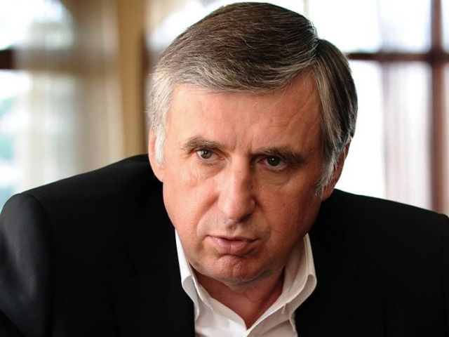 Fostul premier i-a anuntat pe cei care il urmaresc in mediul virtual ca a decis sa se abtina de la comentarii despre temele politice actuale de la noi.