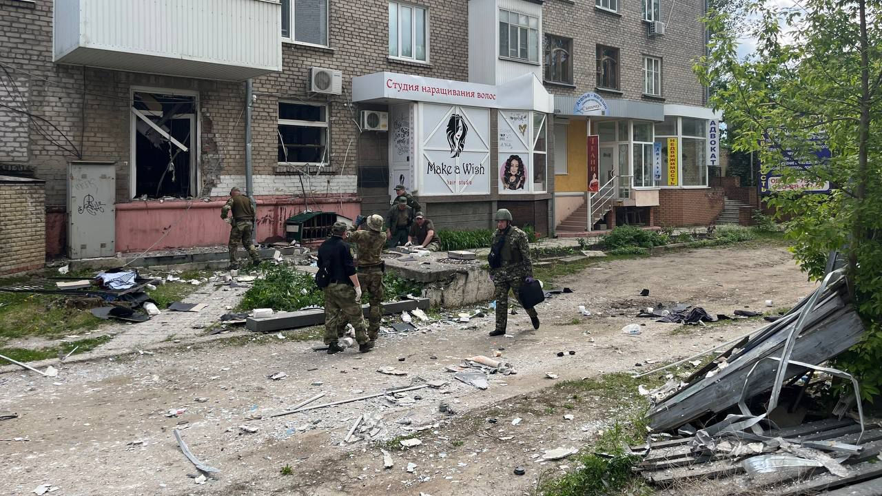 При взрыве в Луганске пострадали семь человек.