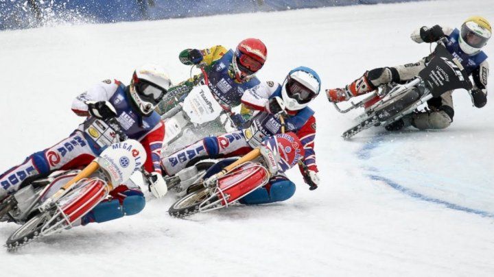 Mai mulți sportivi s-au întrecut cu motocicletele pe un circuit de gheață.