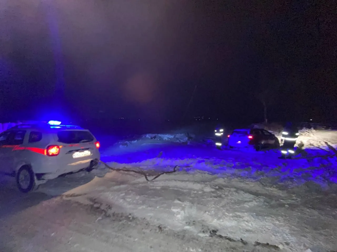 Карабинеры помогли водителям, застрявшим на дороге из-за непогоды.